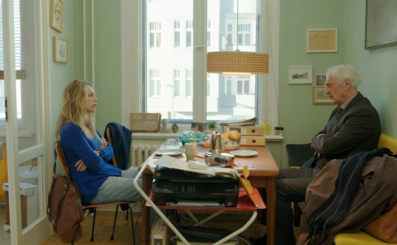 Maria Kowalke (Petra Schmidt-Schaller) und ihr Vater Max (Günther Maria Halmer) geraten am Frühstückstisch aneinander. – Bild: ORF/ZDF/Armin Golisano Maria Kowalke (Petra Schmidt-Schaller) und ihr Vater Max (Günther Maria Halmer) geraten am Frühstückstisch aneinander. – Bild: ORF/ZDF/Armin Golisano