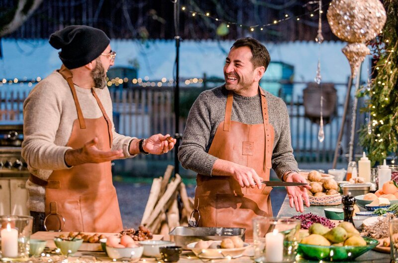 Adnan Maral (links) und Ali Güngörmüs haben Spaß beim Kochen. – Bild: BR