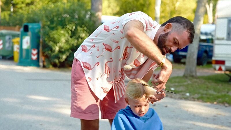 Daniel schneidet seiner Tochter die Haare – Bild: RTLZWEI