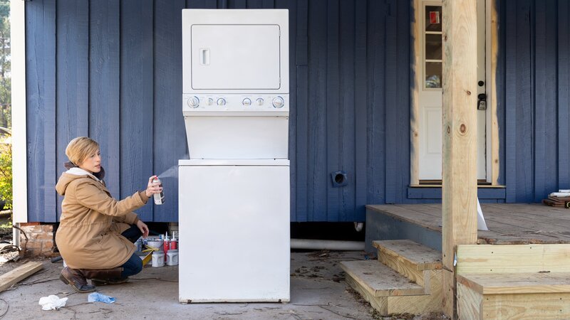 As seen on Home Town, Ben and Erin Napier are completely renovating the Mathews residence in Laurel, Mississippi. Erin has located a used washer and dryer combo unit that needs to be updated with a little cleaning and fresh paint. (working) – Bild: Scripps Networks, LLC. All Rights Reserved