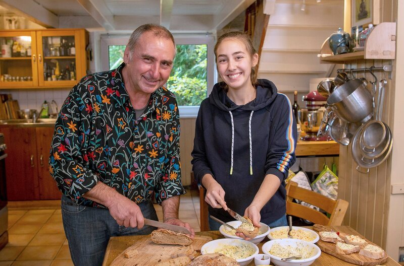 Gastgeber Gregor Keller (l) mit seiner Tochter und Hilfe Naomi. Für das „Land & lecker“ Menü werden viele frische Kräuter verwendet. – Bild: WDR /​ Megaherz /​ Melanie Grande