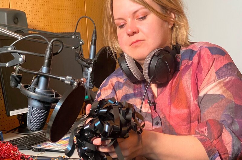 Geräuschemacherin und Foley-Artistin Simone Nowicki mit Raschel-Requisite im Studio des journalistischen Seminars an der Uni Mainz – Bild: SWR/​ Henriette von Hellborn /​ SWR Presse/​Bildkommunikation