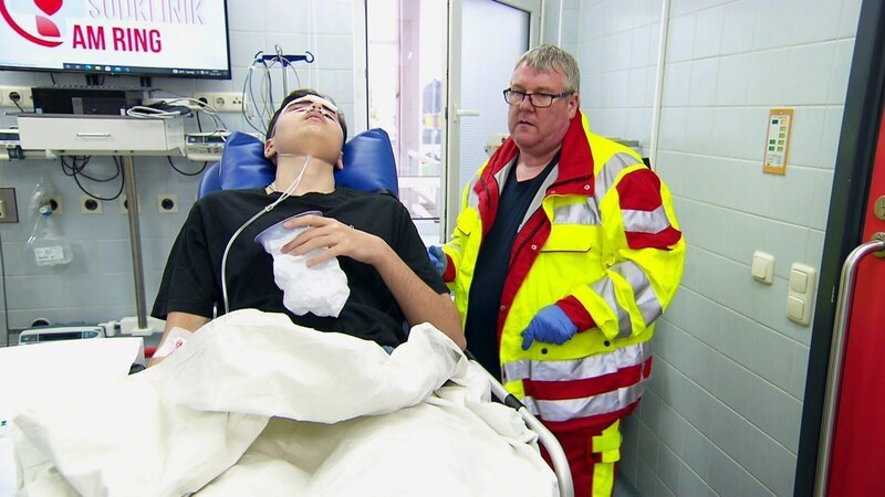 Ein Schüler wird nach einem Stinkbomben-Attentat behandelt. Wer ist für den gefährlichen Streich verantwortlich? – Bild: RTLZWEI