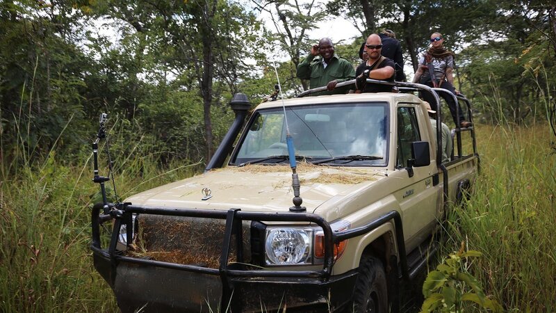 A truck in Tanzania. Anton and  Kinessa. – Bild: Animal Planet