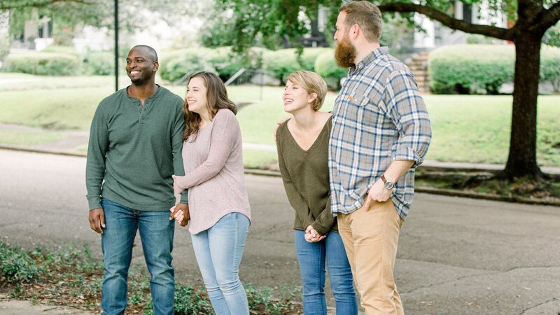 As seen on Home Town, the Bolden residence has been fully renovated by Ben and Erin Napier. Renovations included removing walls to create a more open floor plan, updated paint, new kitchen appliances, and new bathroom fixtures. (After) – Bild: Scripps Networks, LLC. All Rights Reserved.