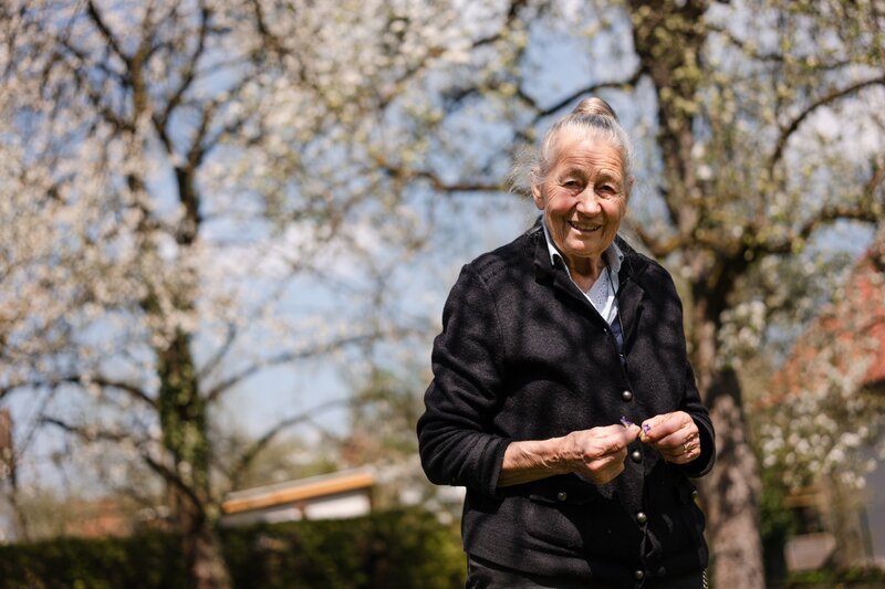 Helga in ihrem Obstgarten in Frontenhausen. – Bild: Max Beck /​ BR /​ BR/​Max Beck