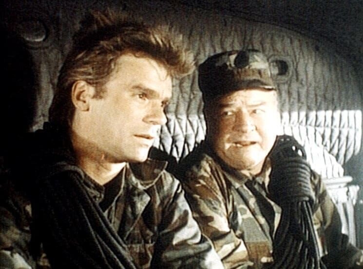 MacGyver (Richard Dean Anderson, l.) und Thornton (Dana Elcar, r.) wollen aus einem vietnamesischen Dorf zwei Amerikanerinnen befreien. – Bild: ProSieben Media AG