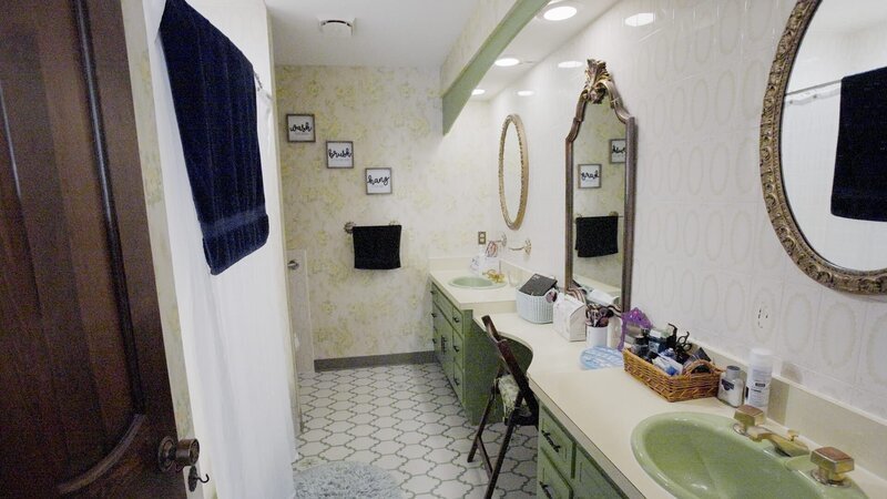 Bathroom3 of the Italian Tile and Stained Glass Shop home – Bild: Warner Bros. Discovery
