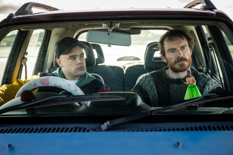 Móglaí Bap (Naoise Ó Cairealláin, l.) hat ein schwieriges Verhältnis zu seinem Vater Arló (Michael Fassbender, r.), der im Untergrund lebt, nachdem der ehemalige Anführer einer paramilitärischen, pro-irischen Gruppe seinen eigenen Tod vorgetäuscht hat, um einer Festnahme zu entgehen. – Bild: Helen Sloan / ZDF und Helen Sloan Móglaí Bap (Naoise Ó Cairealláin, l.) hat ein schwieriges Verhältnis zu seinem Vater Arló (Michael Fassbender, r.), der im Untergrund lebt, nachdem der ehemalige Anführer einer paramilitärischen, pro-irischen Gruppe seinen eigenen Tod vorgetäuscht hat, um einer Festnahme zu entgehen. – Bild: Helen Sloan / ZDF und Helen Sloan