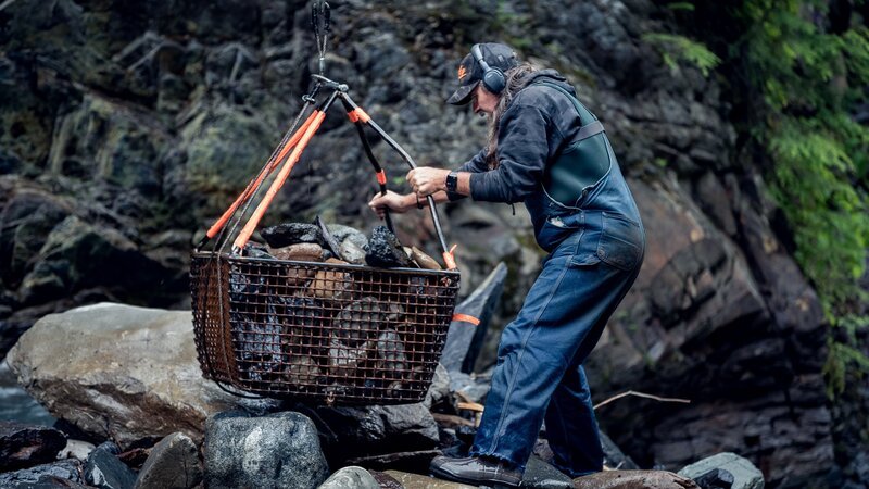 Paul Richardson holding loaded rock basket. – Bild: Discovery Communications LLC