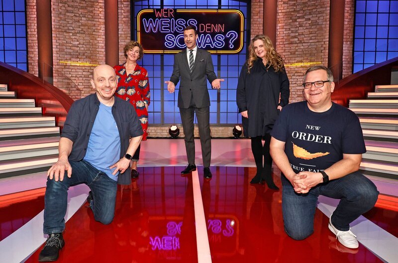 Moderator Kai Pflaume (M.) und seine Rateteam-Kapitäne Bernhard Hoëcker (l.) und Elton (r.) begrüßen in dieser Sendung die Schauspielerin Margarita Broich (2.v.l.) und die Schauspielerin Diana Amft (2.v.r.). – Bild: ARD/​Morris Mac Matzen