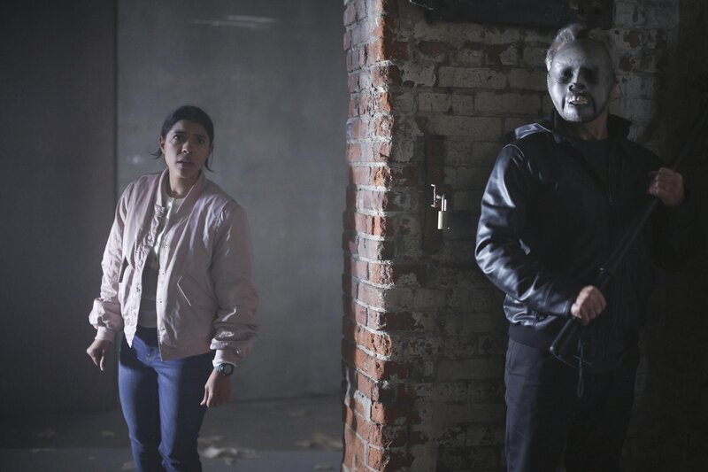 Celina Juarez (Lisseth Chavez) folgt auf ihrem Heimweg in der Dunkelheit einem unheimlichen Geräusch, das sie in ein leerstehendes Gebäude führt. Eine Falle? – Bild: FOXBURG FINANCING 5, LLC AND ABC SIGNATURE ALL RIGHTS RESERVED