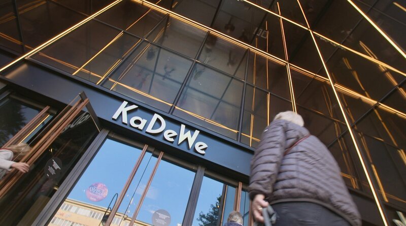 Die legendäre sechste Etage des KaDeWe ist keine gewöhnliche Feinkostabteilung. Sie ist ein Sehnsuchtsort für Delikatessenjäger, ein Ort zum Staunen, Flanieren und Genießen für Besucher aus Berlin und aller Welt. – Eingang des KaDeWe. – Bild: rbb/​Norbert Lübbers