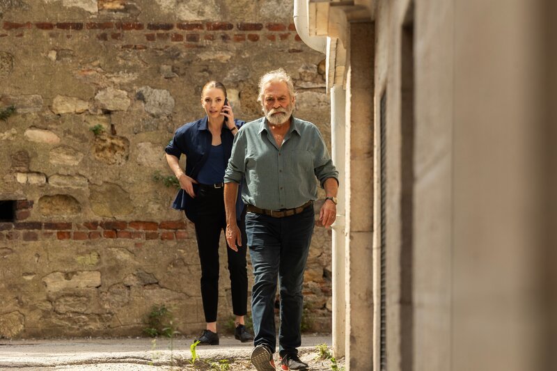Ayse (Yasemin Kay Allen) und ihr Boss, Ikmen (Haluk Bilginer), müssen einen Kollegen aus einer brenzligen Situation befreien. – Bild: Ali Güler/​Miramax/​Paramount Television Studios /​ ZDF und Ali Güler/​Miramax/​Paramount Television Studios