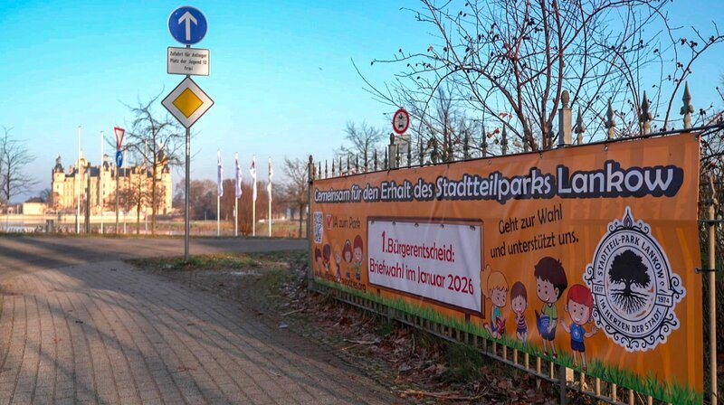 Die Zukunft des Stadtteilparks in Schwerin wird zum demokratischen Tauziehen zwischen Stadt und Bürgerinitiative. – Bild: NDR/​Mathias Schulze