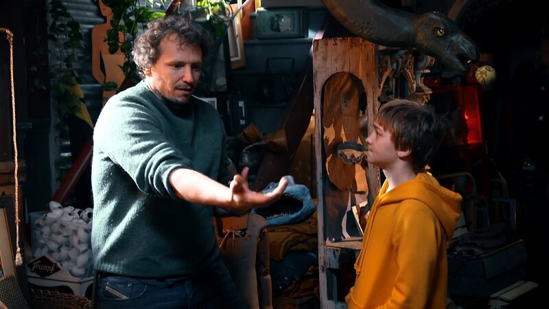 Luis mit seinem Regisseur am Filmset. – Bild: MDR/​Cine Impuls