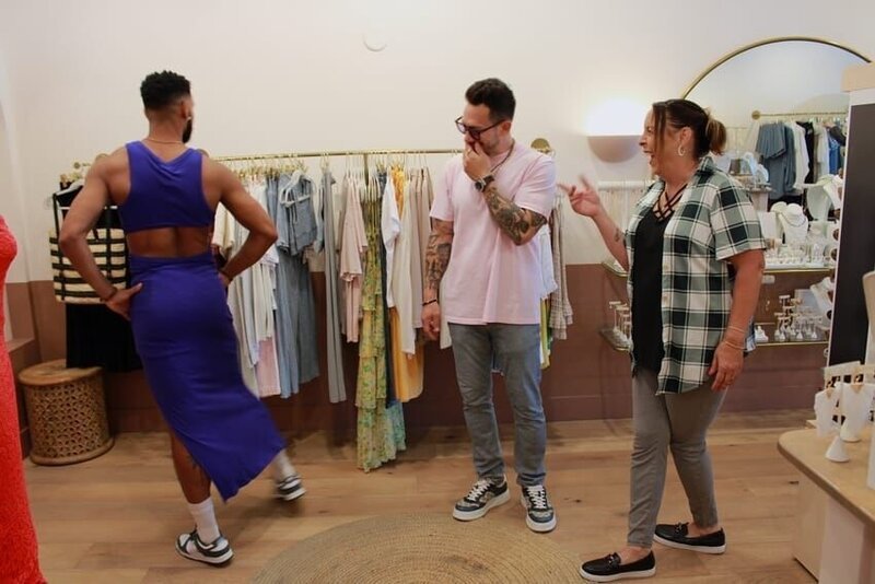 Jamal Menzies dances in a dress while Joshua Weinstein and Kimberly Menzies laugh in a boutique. – Bild: Warner Bros. Discovery, Inc. or its subsidiaries and affiliates