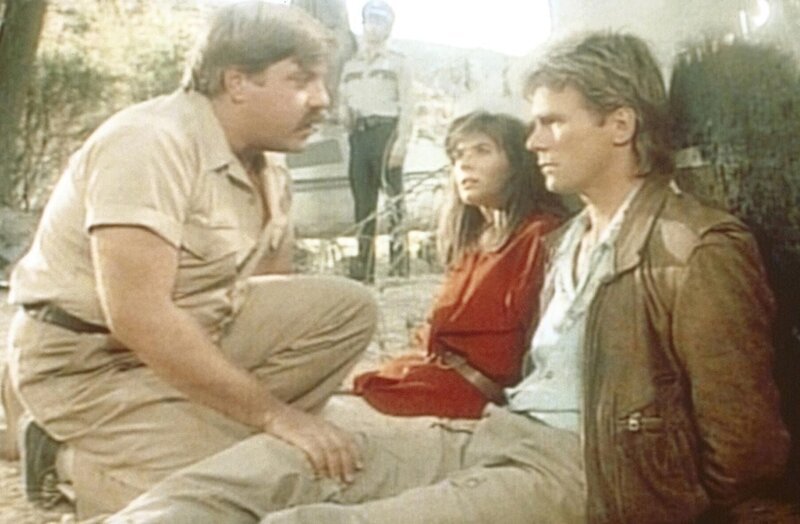 (v.l.n.r.) Jack Dalton (Bruce McGill) erklärt Mike Forrester (Patricia McPherson) und MacGyver (Richard Dean Anderson), dass er sich für sie opfern wird. – Bild: Paramount Pictures