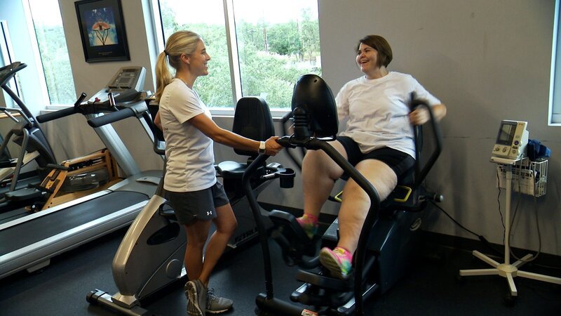 Zsaylnn working out with a personal trainer. – Bild: TLC /​ Discovery Communications
