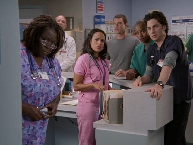 Aloma Wright (Nurse Roberts), Judy Reyes (Carla Espinosa), Scott Foley (Sean), Donald Faison (Chris Turk), Zach Braff (John ‚J.D.‘ Dorian). – Bild: Disney+
