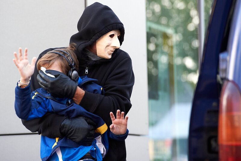 Der maskierte Täter zerrt Lukas Schäfer (Nick Schuck) in einen Lieferwagen. – Bild: WDR /​ Uwe Stratmann