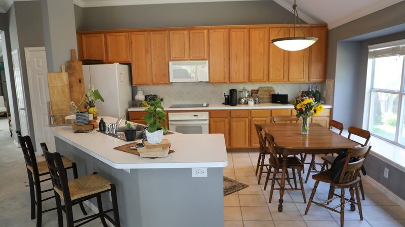 Erica White’s kitchen before renovation – Bild: Warner Bros. Discovery, Inc. or its subsidiaries and affiliates. /​ RYAN FEDOR