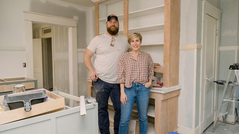 As seen on Home Town, Ben and Erin Napier install custom open kitchen cabinetry during renovations to the Thornton residence in Laurel, Mississippi. – Bild: Laura Good /​ HGTV /​ Discover HHMTN406_14_1