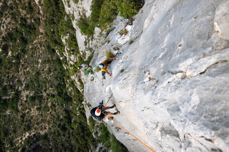 Behind the Scenes beim Klettern in der Verdon Schlucht – Bild: ServusTV /​ Timeline Production