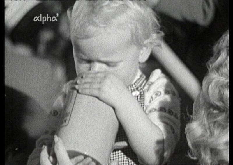 München Oktoberfest 1960 – ein kleines Kind probiert vom Bier. – Bild: BR