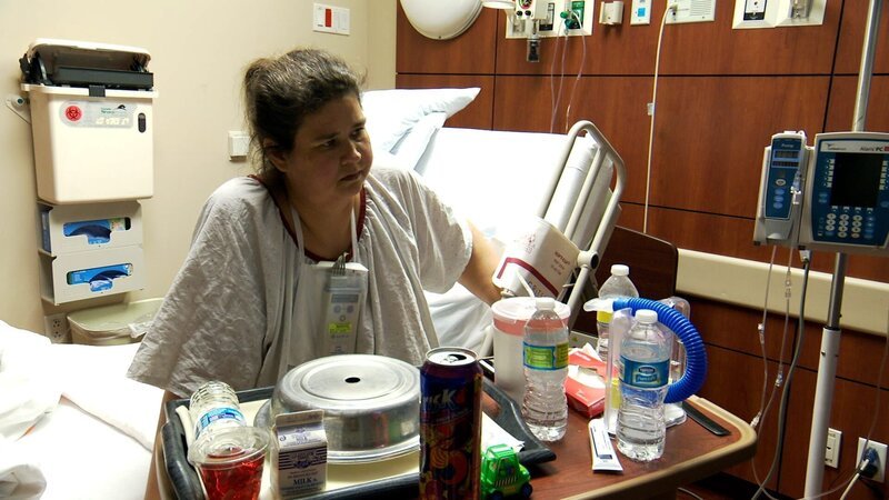 Angel eating on her hospital bed. – Bild: TLC /​ Discovery Communications