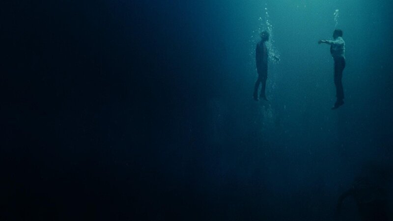 Totale Tollensesee Neubrandenburg im Nebel mit kleinem Fischerboot in der Ferne. – Bild: Sky Channel