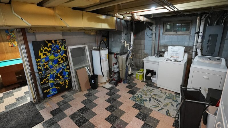 Basement of Joe and Jack’s Technicolor Prison home before renovation – Bild: Warner Bros. Discovery