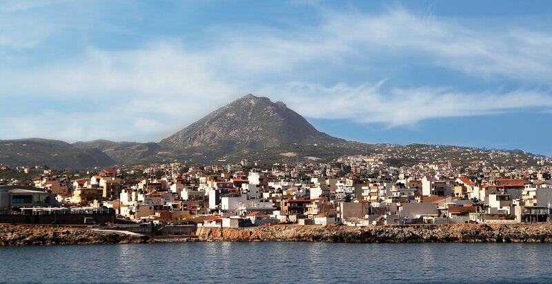 Ein Blick auf die Stadt Heraklion und den Berg Juktas (Berg des schlafenden Zeus). Der Berg ähnelt dem Gesicht des Zeus und war eine wichtige religiöse Stätte für die minoische Zivilisation. (Getty Images/​Polaris17) – Bild: Polaris17 /​ Getty Images /​ iStockphoto /​ Getty Images