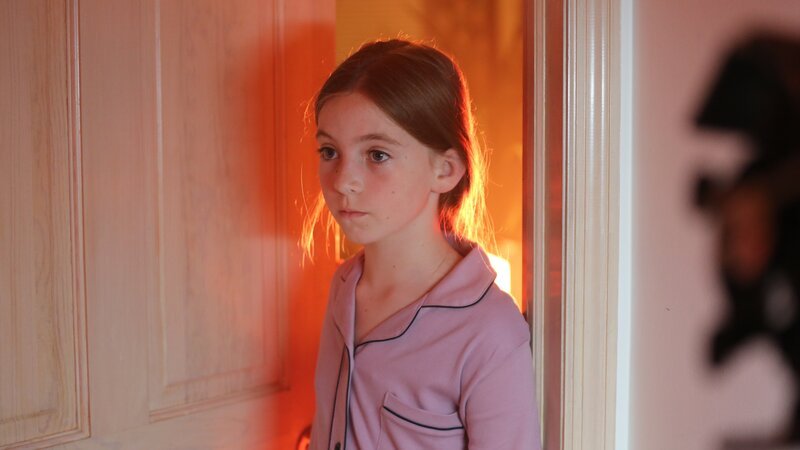 Susan enters sister’s bedroom during fire – Bild: Warner Bros. Discovery, Inc. or its subsidiaries and affiliates