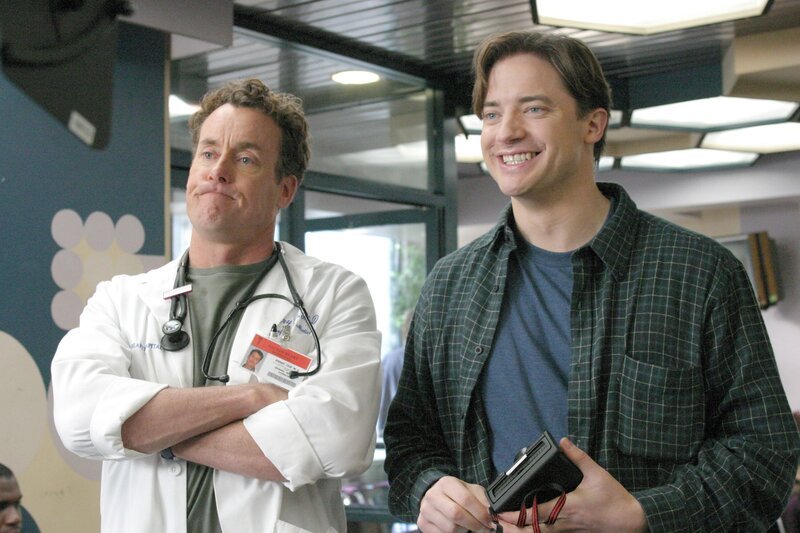 „Scrubs – Die Anfänger“, „Meine Schuld.“ Dr. Cox’ Sohn feiert seinen ersten Geburtstag. Zu diesem Anlass kommt auch Jordans Bruder Ben zu Besuch. Als er Cox gesteht, sich aufgrund einer Weltreise seit zwei Jahren keiner Untersuchung mehr unterzogen zu haben, verordnet sein besorgter Schwager sofort einen umfassenden Gesundheits-Check. Unterdessen hat sich Turk Carla zuliebe bereit erklärt, einen Leberfleck entfernen zu lassen. Im Gegenzug ist Clara bereit, seinen Namen anzunehmen.Im Bild (v.li.): John C. McGinley (Dr. Perry Cox), Brendan Frasier (Ben Sullivan). – Bild: ORF/​Disney/​Carin Baer