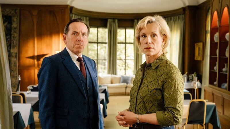 Jasper Tempest (Ben Miller) und Helena Goldberg (Juliet Stevenson) – Bild: AXN White