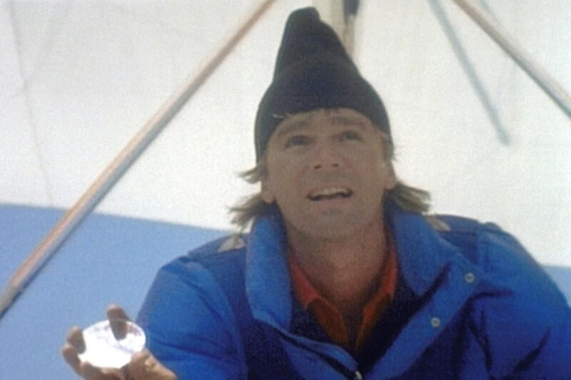 MacGyver (Richard Dean Anderson) versucht mit einigen Tricks, die Wilderer zu überlisten. – Bild: Paramount Pictures