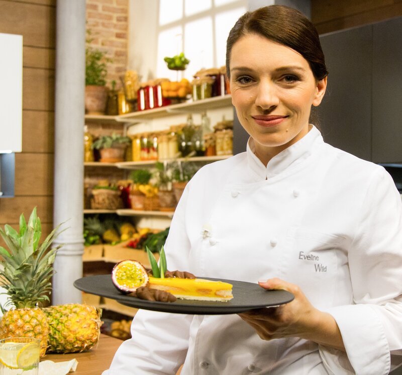 Eveline Wild mit: „Passionsfrucht-Schokoladen-Tarte“. – Bild: ORF/Interspot Eveline Wild mit: „Passionsfrucht-Schokoladen-Tarte“. – Bild: ORF/Interspot