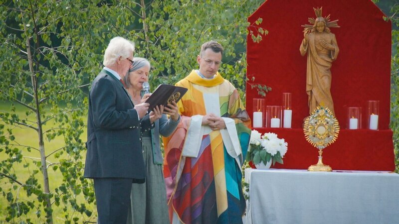 Gemeinschaft ist für Johanna Reiter ein wesentlicher Teil ihres Glaubens. Ein Höhepunkt ist für sie die gemeinsame Prozession der Kirchenbauern am sogenannten Umgangssonntag. – Bild: ORF/​Posch TV Filmproduktion/​Ursula Merzeder