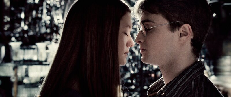 Kommen sich langsam näher: Rons Schwester Ginny (Bonnie Wright, l.) und Harry (Daniel Radcliffe, r.). – Bild: ORF 1