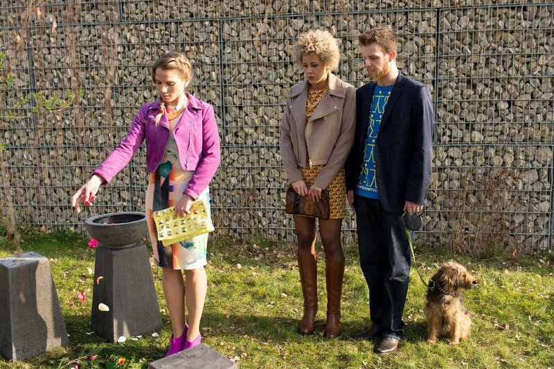 Leonie (Maria Kempken), Micki (Joy Lee Juana Abiola-Müller) und Tobias (Patrick Müller) nehmen gemeinsam Abschied von Sonja und Paul. – Bild: Stefan Behrens