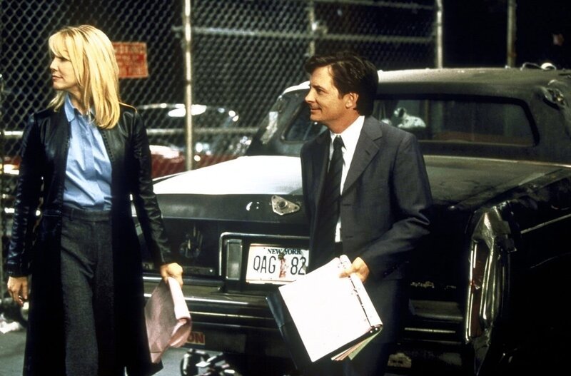 Mike (Michael J. Fox, r.) und Caitlin (Heather Locklear, l.) besprechen die heikle Situation … – Bild: ProSieben Fun
