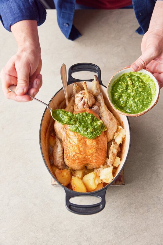 Knuspriges Brathuhn mit mediterraner Sauce. – Bild: ORF/​Fremantle/​Jamie Oliver Enterprises Ltd/​David Loftus