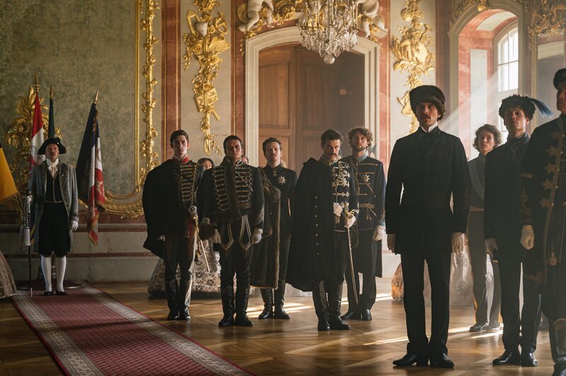 Kurz nach der Vermählung lädt das junge Kaiserpaar zum Empfang der Kronländer. Auch der ungarische Graf Draskóczy (Jurijs Djakonovs, mi.) ist anwesend. – Bild: ORF/​Beta Film/​RTL/​Story House Pictures/​Lukas Šalna