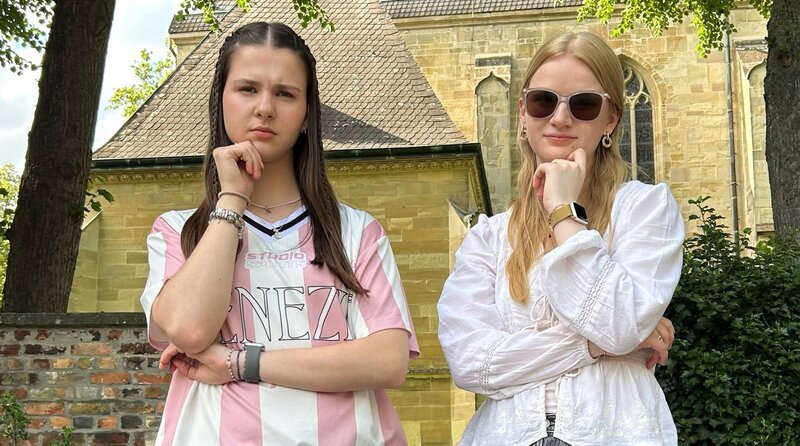 Nach Covid verändert ME/​CFS Neles Leben komplett. Wie lebt die 20-jährige mit Fatigue, Crashs und einer kaum bekannten Erkrankung? – Gemeinsam mit POV-Host Helena (l.) zeigt Nele (r.), wie sie mit der chronischen Erkrankung lebt. – Bild: WDR/​WeAreEra