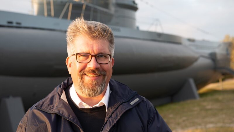Bildunterschrift: Jan M. Witt, Historiker des Deutschen Marinebundes, kennt alle Details zur Geschichte der Bismarck. – Bild: Silverlining Rights Lim /​ Silverlining Rights Limited/​ WeltN24 GmbH