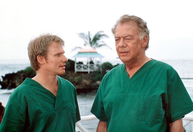 Erster Verdacht: Im Gespräch mit Hofmann (Klausjürgen Wussow, re.) verwickelt sich Peter alias Jan (Konstantin Graudow) in Widersprüche. – Bild: DMB /​ ARD/​Degeto /​ DEGETO FILM