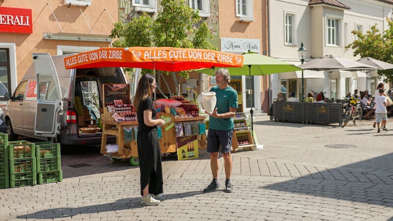 Bei einem Besuch am Markt in Purkersdorf trifft Lisa Gadenstätter den Tischlermeister Karl Hörmann. Sein Spezialprodukt ist das Zirbenholz. Der Zirbe werden ja viele gesundheitliche Vorteile nachgesagt, wie zum Beispiel, dass die Zirbe den Schlaf verbessert und gut für unser Herz ist. Aber stimmt das wirklich? Oder handelt es sich dabei doch nur um einen Mythos? – Bild: ORF/​Neulandfilm