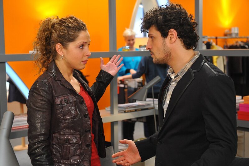 Nina (Maria Wedig, l.) bezweifelt, dass Luca (Manuel Cortez, r.) alles für sie aufgeben kann. – Bild: SAT.1 /​ Oliver Ziebe Eigenproduktionsbild frei