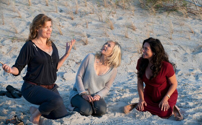 Die Freundinnen Doris (Christine Neubauer, r.), Katja (Gesine Cukrowski, M.) und Anke (Birge Schade, l.) verbringen Teil ihres Wellness-Wochenendes auch draußen am Ostseestrand. – Bild: Marion von der Mehden